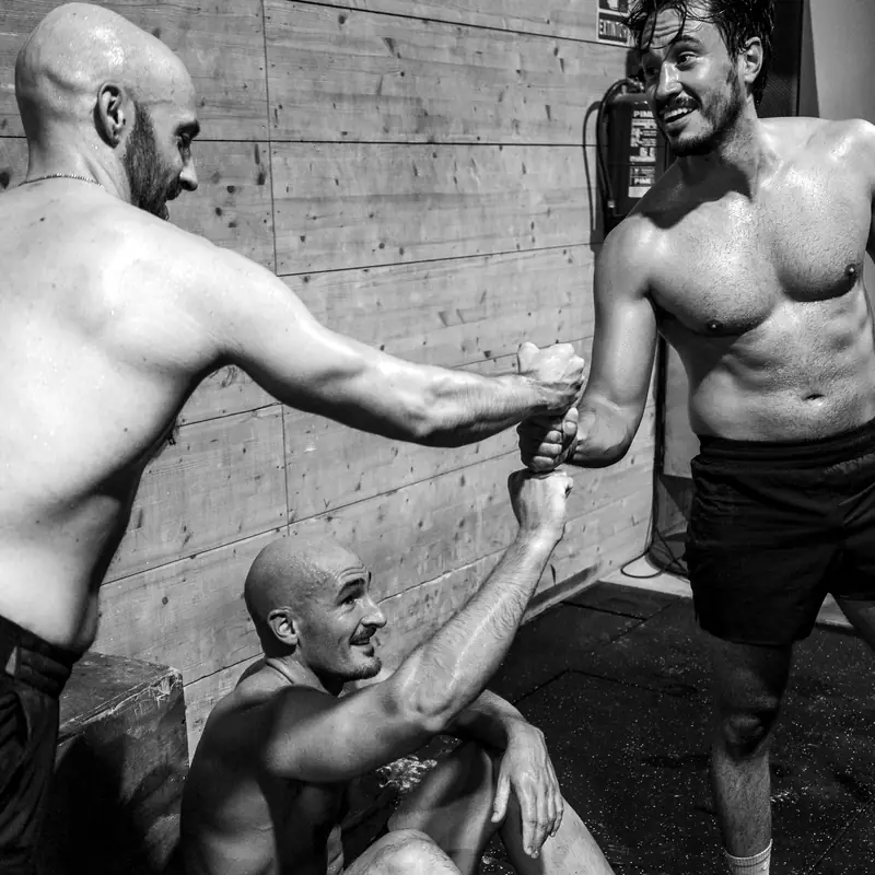 Tres atletas se chocan el puño después del entrenamiento