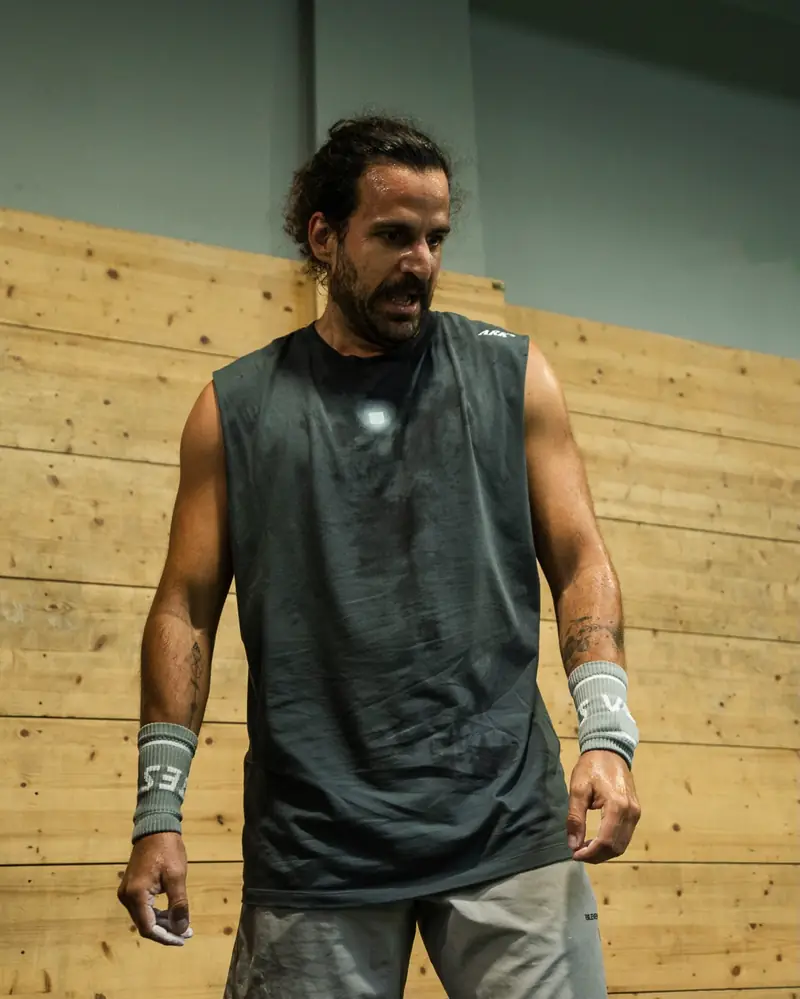 Retrato de un atleta con camiseta sin mangas y muñequeras